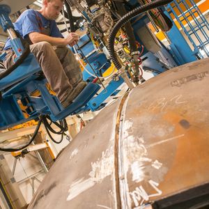 Manufacturing a high-pressure reactor for the fertiliser industry: The automated submerged arc welding ensures the quality and safety of the joined elements of the spherical bottom.