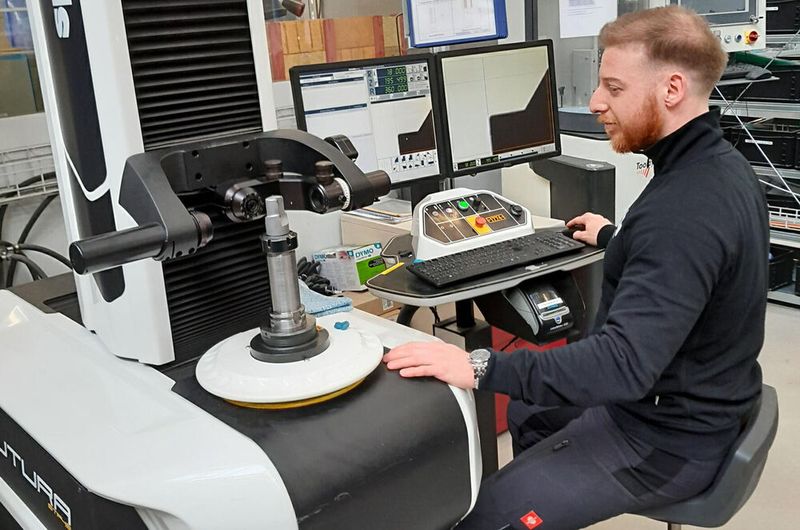 Ein Bediener bei der Werkzeugvermessung mit STP Futura CNC: Effizienter durch die Integration in die Werkzeugmanagementsoftware Tooldirector VM von Coscom.(Bild:  Coscom)