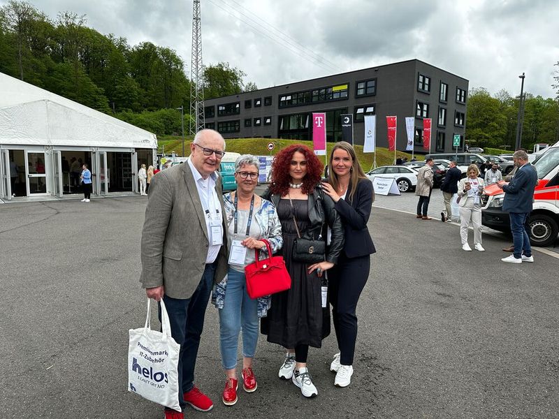 Der treuste und langjährigste Kunde von Herweck: Josef und Roswitha Poeppl (Poeppl Electronic) mit Besa (IT-BUSINESS) und Bettina Schmidt (Herweck). (Bild: Vogel IT-Medien)