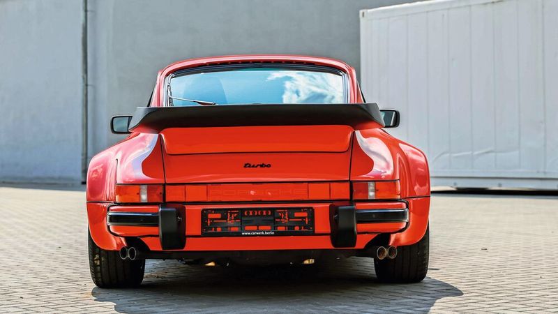 In den 1970er-Jahren hatte Porsche Erfahrungen und Erfolge mit Turboladern bei Rennwagen gesammelt. Die flossen ab 1974 auch in die Serienproduktion ein, als die Stuttgarter den unter der internen Nummer 930 entwickelten Porsche 911 Turbo auf dem Pariser Automobilsalon präsentierten.  (Bild: Kickdown)