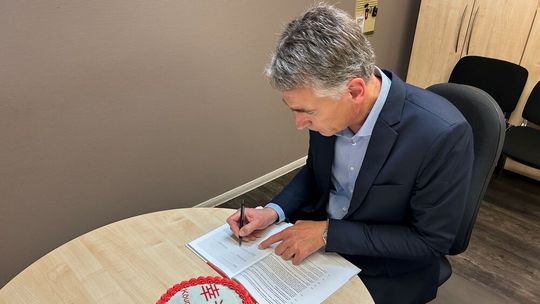 Car-Union-Geschäftsführer Wieland Heß bei der Vertragsunterzeichnung.(Bild:  Toyota)