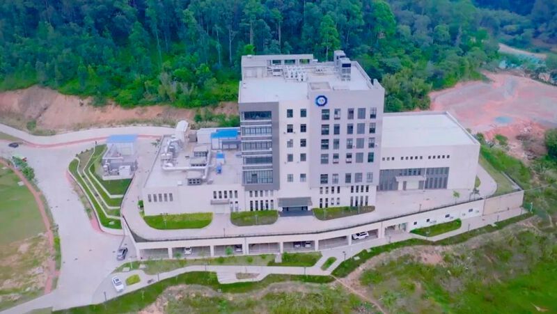 Abbildung 55: Das Testing Center vom TÜV SÜD in Guangzhou. Hier wurde etwa das  2,5 Megawatt-System „Fusion Power6000, Version 3.0“ von Huawei auf Herz und Nieren geprüft. Das Testergebnis zeigt, dass es die Anforderungen hinsichtlich der Systemeffizienz, des Temperaturanstiegs, der Umschaltung zwischen den Modi, der Systemzuverlässigkeit und der Wartungsfreundlichkeit erfüllt, die die China Electronic Energy Saving Technology Association (CEESTA) für Prefabricated Powerpod of Data Centers  2022 vorgegeben hat.  (Bild: TÜV Süd)
