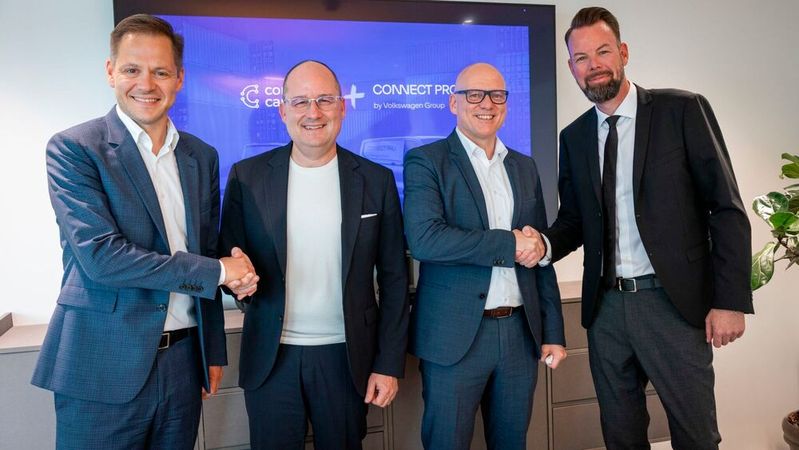 v.l.n.r.: Ulrik Deijsig (Connected Cars) , Lars Krause, Michael Obrowski (beide VWN), Jesper Hill-Kjaersgaard(Bild:  Connected Cars)