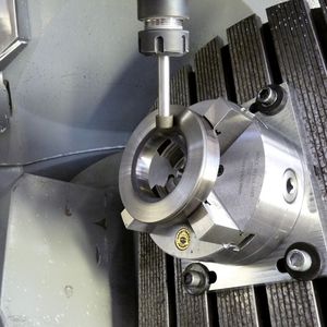 Bild 1: Hartstoffschichten erhöhen die Verschleißbeständigkeit von Umformwerkzeugen, allerdings ist eine Nachbearbeitung erforderlich, wie hier das Schleifen eines beschichteten Napfziehwerkzeugs.