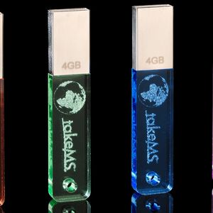 Die USB-2.0 Sticks LumX sind in den Kapazitäten 4, 8, 16 und 32 Gigabyte in jeweils vier Farben erhältlich. Auf Wunsch können sie mit individuellem Logo geordert werden.