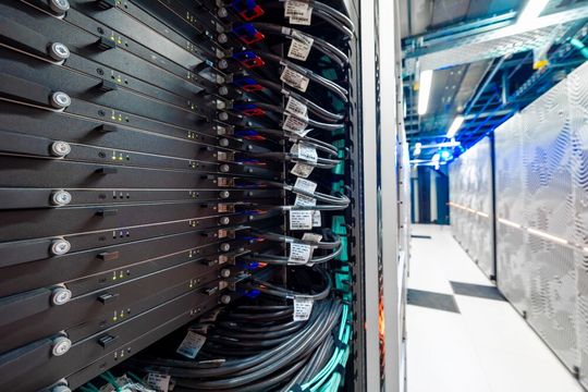 So macht man es richtig: Strukturierte Verkabelung ohne Hitzestau im „Jupiter“ am Forschungszentrum Jülich.(Bild:  Forschungszentrum Jülich/Sascha Kreklau)