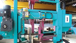 Zur Bandsägeanlage der Baureihe KBS 750 DG gehören neben der Säge ein Transportsystem mit einem Längenanschlag sowie ein schiebender Messwagen.  Bilder: Kaltenbach (Archiv: Vogel Business Media)