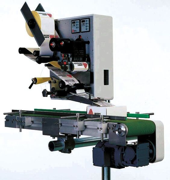 Mit dem Druck- und Spendesystem ALX 720 von Avery Dennison werden die Logistiketiketten mit variablen Daten direkt in der Verpackungslinie von Faprogi (L‘Oréal-Gruppe) seitlich auf den Produktkartons angebracht. Bild: Avery Dennison (Archiv: Vogel Business Media)