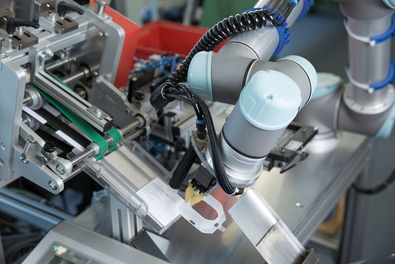 Die Roboter von UR werden bei Jung auch als Stand-Alone-Geräte eingesetzt – zum Beispiel beim Verpacken und Etikettieren. (Universal Robots)