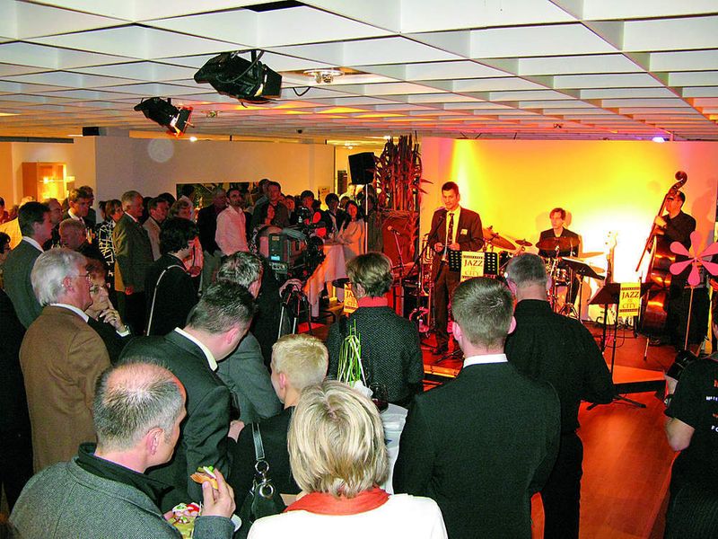 Das Autohaus Schäfer nutzte die Oldtimer-Jazznight zur Vorstellung der neuen E-Klasse – ein geeigneter Rahmen für die Fahrzeugpräsentation des „Brot-und-Butter-Autos“. (Archiv: Vogel Business Media)