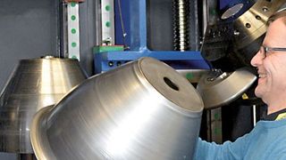 Dank der vertikalen Anordnung von Hauptspindel und Pinole lässt sich das Werkstück bequem von der Form abziehen.  (Roßmann)