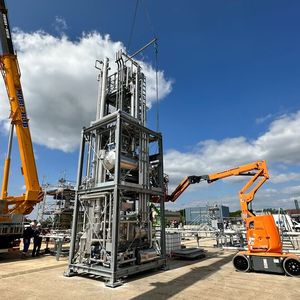 Der Aufbau der 2,8 x 2,4 x 9,6 Meter großen und 9,2 Tonnen schweren Anlage auf dem Gasspeichergelände von EWE in Rüdersdorf leitet die nächste Phase für die künftig mögliche Speicherung von Wasserstoff in unterirdischen Kavernen ein.(Bild:  Nadine Auras)