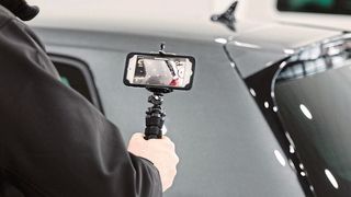 Rundgang ums Auto mit dem Smartphone: Verkäufer sollten im Video das präsentieren, was sie dem Kunden auch im Showroom zeigen würden. (Bild: Robert Fyfe/Citnow)