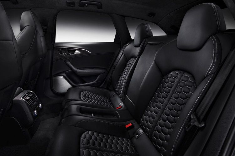Die Sitze sind kräftig konturiert – auch hinten. (Foto: Audi)