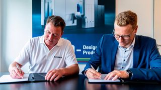 Die baden-württembergischen Zerspanungsexperten Walter und Heller beschließen hier die vertiefte Partnerschaft. Von links: Heller-Ceo Dr. Thorsten Schmidt und der Walter-Präsident Christoph Geigges bei der Unterzeichnung der Vereinbarung. (Bild: Heller)