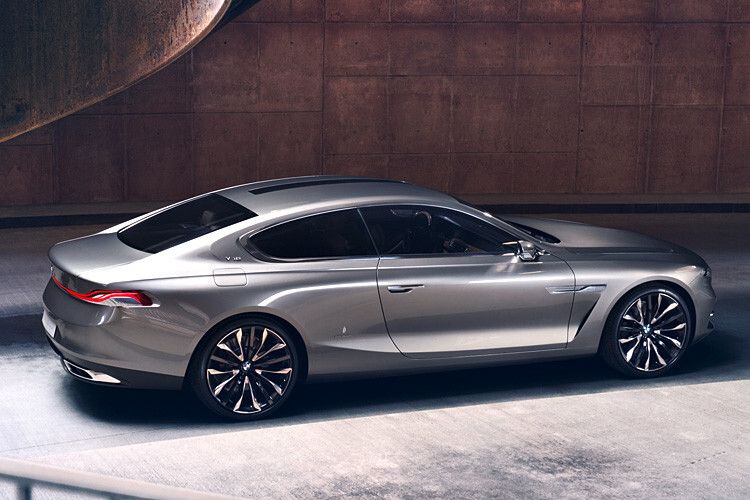 Die langgestreckte Seitenpartie mündet in einem schlanken, eleganten Heck. Markantes Detail ist der Übergang von Dach und Heckdeckel: Zwei filigran modellierte Streben verlängern die Dachholme in Richtung Heck und sorgen so für einen eleganten Fluss der Dachlinie in die Heckpartie. (Foto: BMW)