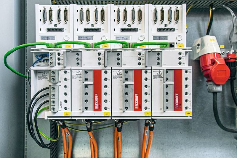 Für die insgesamt acht CNC-Achsen sind vier kompakt bauende, zweikanalige Servoverstärker AX5203 im Einsatz.  (Beckhoff)