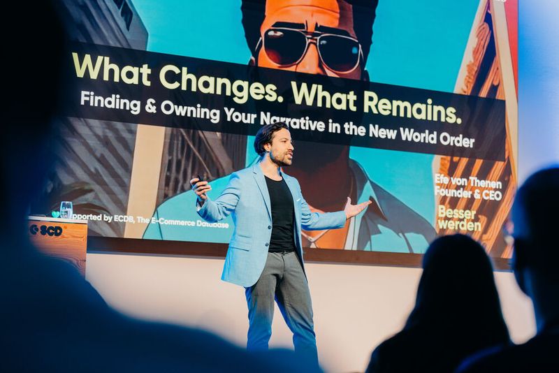 Efe von Thenen (Besser werden) sprach mit den Teilnehmern über Narrative im KI-Hype. (Bild: Shopware)