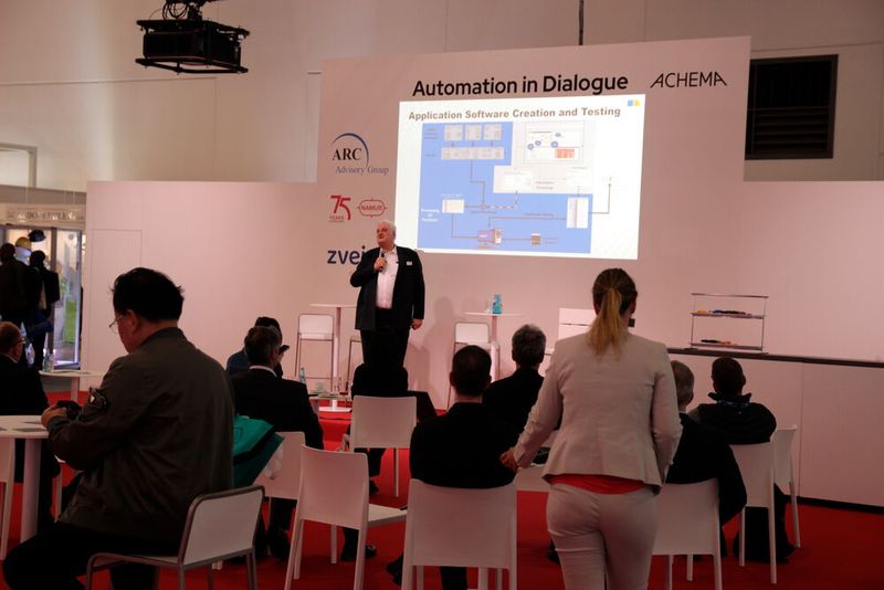 Peter Sieber, Vice President Strategic Marketing bei Hima, spricht bei Automation in Dialogue. (Bild: Ernhofer / PROCESS)