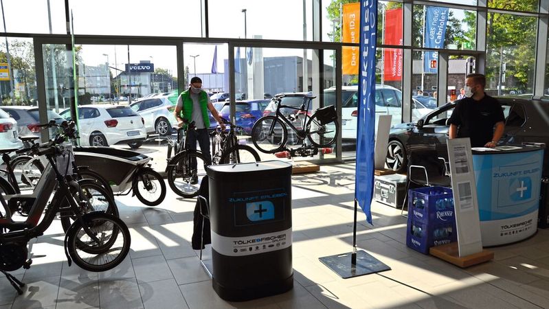 Tölke und Fischer will seine Kunden über Mofuma ganzheitlich mobil machen. Dazu gehören auch Zweiräder.  (Bild:  Mauritz/»kfz-betrieb«)