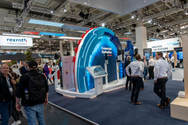 Bosch Connected Industry hatte das Nexeed Industrial Application System im Gepäck für die diesjährige Hannover Messe, betonte mit Bosch Industry Consulting aber auch noch mal den hauseigenen Beratungsservice rund um Industrie 4.0. Alle Module des Nexeed Industrial Application Systems sollen durch Interoperabilität gekennzeichnet sein, greifen auf den identischen Datenbestand zu und sollen so bestmöglich zusammenarbeiten. Offene Schnittstellen wollen für Flexibilität auf Seiten der Endanwender sorgen. (Bild: Vogel Communications Group)