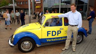 FDP-Politiker Guido Westerwelle war bekennender Oldtimer- beziehungsweise Käfer-Fan. Er nutzte den Wolfsburger Krabbler auch aktiv für seine politische Arbeit. (Bild: picture-alliance/dpa)