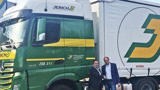 Herbert Jerich, Geschäftsführer von Jerich International und Michael Hochstaffl, Geschäftsführer der Hochstaffl Nutzfahrzeuge, vor einem der Kögel Cargo Auflieger. (Bild: Kögel)