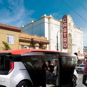 Das Robo-Shuttle Cruise Origin fährt im typischen Kastendesign vor.(Bild:  Daniel Vi/Cruise)