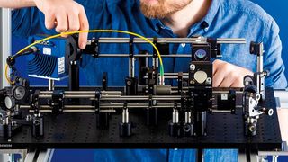 Die Qualitätsanforderungen an Folienverpackungen steigen. Gleichzeitig setzen viele Unternehmen auf recycelbare Folienmaterialien, die aber ihre Tücken haben. Fraunhofer-Forscher haben deshalb ein flottes System entwickelt, das Probleme in Echtzeit erkennt. (Bild: Fraunhofer IKTS)