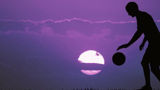 Um sich für zukünftige Aufgaben zu qualifizieren, müssen Arbeitnehmer immer am Ball bleiben und sich weiterbilden. (© adrenalinapura/Fotolia.com)