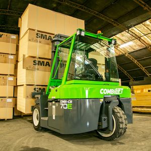Der Combi-CB70E von Combilift in Aktion ...(Bild:  Combilift)