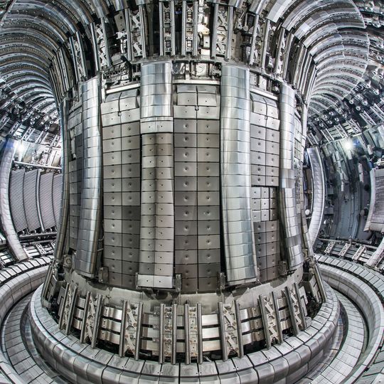Blick in das Fusionsexperiment JET. Blick in das Fusionsexperiment JET.