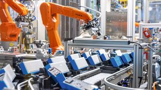 Das Batteriemodul durchläuft 196 Stationen, bis es am Ende des Prozesses zur Weiterverarbeitung fertiggestellt ist. (Bild: BMW)