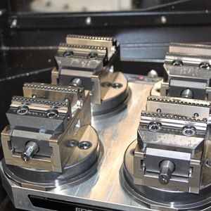 Die vier Zentrischspanner C2 80 L-130 mit Wendebacke grip 3mm, werden mittels des mechanischen Nullpunkt-Spannsystems gredoc „rund“ auf der Maschinenpalette fixiert und gespannt.(Bild:  Gressel AG)