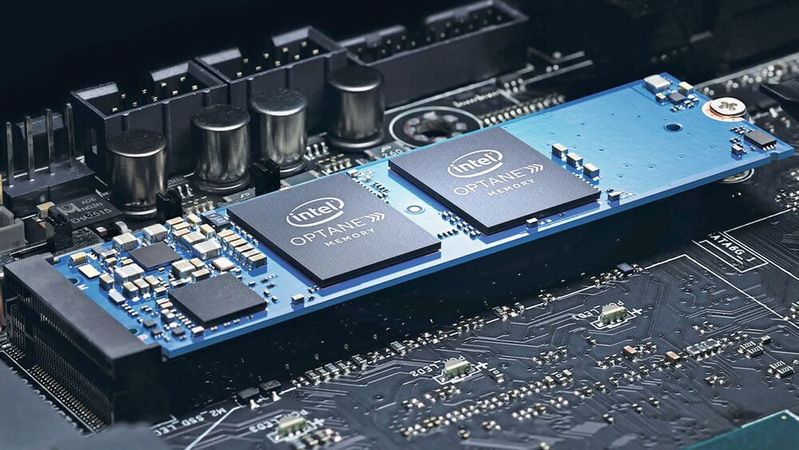 Bereits 1980 war Intel aus der Fertigung von DRAM-Chips ausgestiegen, 2022 wurde mit der im 3D-Xpoint-Verfahren gefertigten Optane-Reihe der bislang letzte kommerzielle Vorstoß im Bereich der Speichertechnologien eingestellt. Angesichts der Speicherkrise und des steigenden Bedarfs an schnellen Memory-Chips scheint Intel-CEO Lip-Bu Tan aber nun über eine mögliche Rückkehr ins Speichergeschäft nachzudenken.(Bild:  Intel)