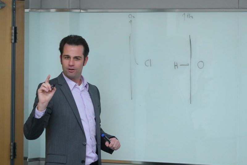 Dr. Timo Slawinski erläutert technische Details zu den eingesetzten Technologien und Verfahren in Covestros integrierter Produktion in Shanghai. (Covestro)