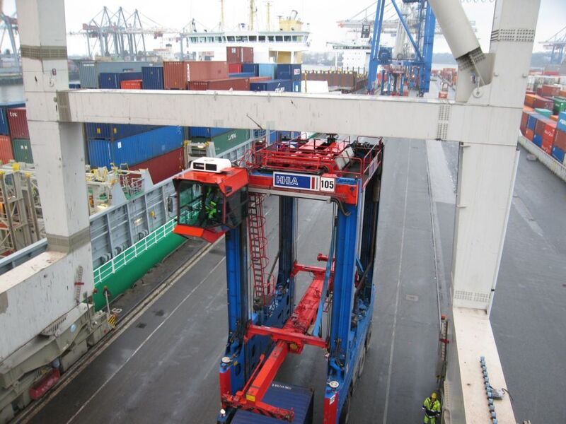 27 Containerbrücken laden und löschen im Container Terminal Burchardkai der Hamburger Hafen und Logistik AG (HHLA) jährlich 5000 Schiffe. Bild: Symeo (Archiv: Vogel Business Media)