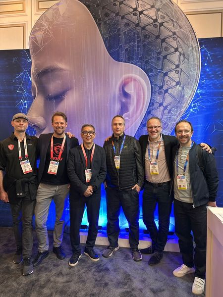 Das MSI Team (v. l.) Dr. Wolf Stertkamp, Florian F. Löbig und Akiang Chiu mit dem ebay Team (v. l.) Martin Schübel, Daniel Krüger und Marco Göring. (Bild: Vogel IT-Medien)