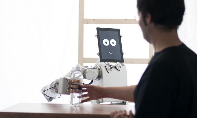 James steht hinter dem Tresen und kann tatsächlich Drinks mixen. (robotsontour.com)