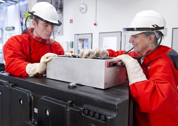 Die Anschlusseinheit einer R8 e-tron Batterie wird montiert (Bild: Audi AG)