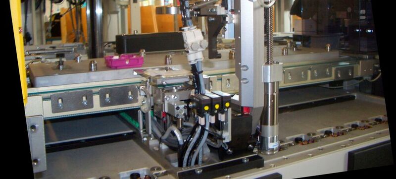 Motoren von Faulhaber sorgen z.B. in Montagestationen für mechanische Uhren für feinfühlige sanfte Abläufe.