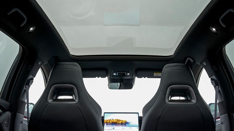 Schon die Einstiegsvariante namens Comfort ist unter anderem mit Glasdach ausgestattet. (Bild: BYD)