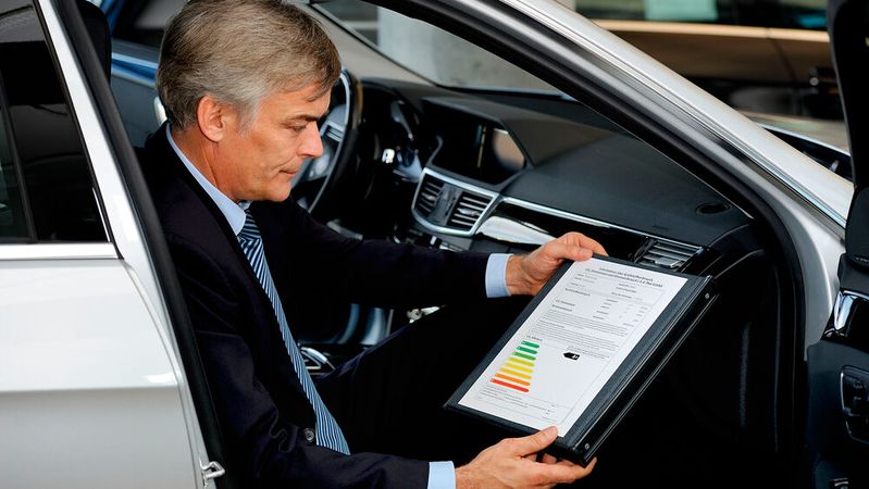 Neufahrzeuge müssen alle mit dem vorgeschriebenen Label der  Pkw-Energieverbrauchskennzeichnungsverordnung ausgezeichnet werden, sonst drohen Abmahnungen. (Bild:  Deutsche Energieberatungsagentur/Ingo Heien)