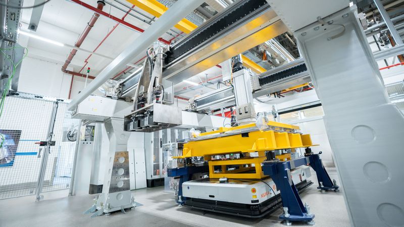 Industrialisiertes Schwerlasthandling: Das Gantry-Portal von BMG mit modularer Lineartechnik von Bosch Rexroth lässt sich schnell an neue Anforderungen anpassen und skalieren.(Bild:  Bosch Manufacturing Solutions | BMG)