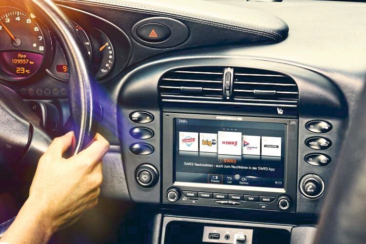 Für 911er der Generation 996 und Boxster der Generation 986, die bereits mit einem Porsche Communication Management (PCM) im 2-DIN-Format ausgestattet sind, ist das PCCM Plus gedacht. Es bietet unter anderem einen hochauflösenden 7-Zoll-Touchscreen mit optimierter Darstellung. (Bild: Porsche)