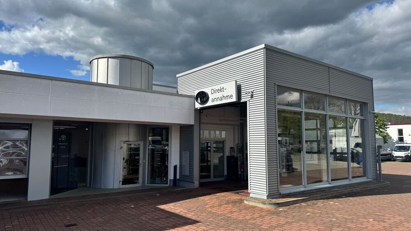 Der erste Eindruck zählt – und der beginnt hier. Die Serviceannahme ist für viele Kunden der Kontaktpunkt mit dem Betrieb. Dass sich bis zu 85 Prozent der Fahrzeugkäufer der Szabo-Werkstatt treu bleiben, ist kein Zufall. (Bild: Schreiner – VCG)