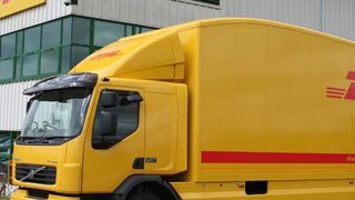 Der dieselelektrische Hybridantrieb ist eine Weltpremiere bei 18-Tonnern, die im täglichen Vertrieb eingesetzt werden.  Bild: DHL (Archiv: Vogel Business Media)