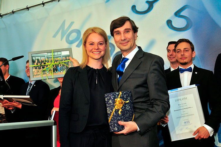 Klassensprecherin Vanessa Forker übergab im Namen der Klasse ein Dankeschön an ihren Lehrer Friedemann Busch. (Zietz/»kfz-betrieb«)