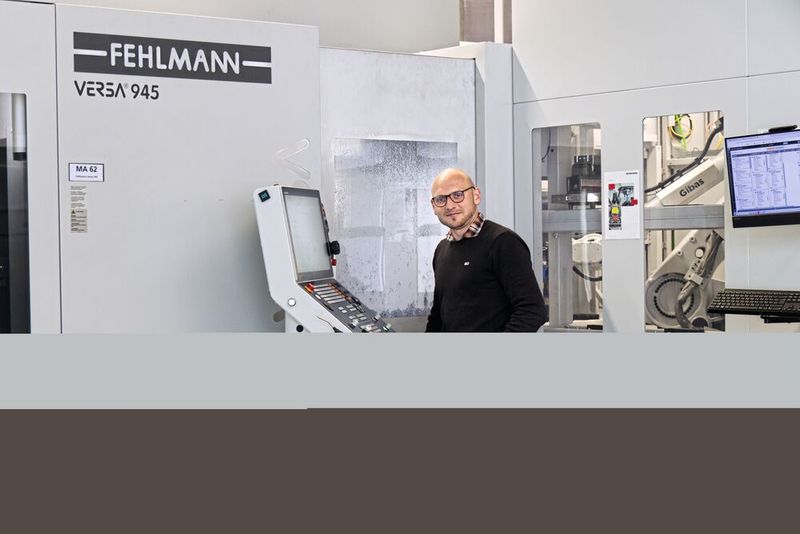 Benjamin Unruh, Projektleiter bei Escha, ist sehr zufrieden mit der neuen Fertigungslösung bestehend aus Versa 945 von Fehlmann, einer flexiblen Gibas-Automation und dem Leitsystem EVOMECS.  (Bild: Fehlmann AG)