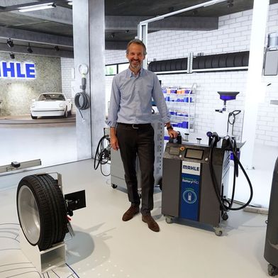 Für Philipp Grosse Kleimann, Leiter Mahle Lifecycle and Mobility, sind freie Werkstätten die wahren Helden im Kfz-Gewerbe. Sie unterstützt der bekannte Zulieferer und Werkstattausrüster künftig mit noch mehr Angeboten – von Produkten bis zu Schulungen. (Bild: Dominsky – VCG)